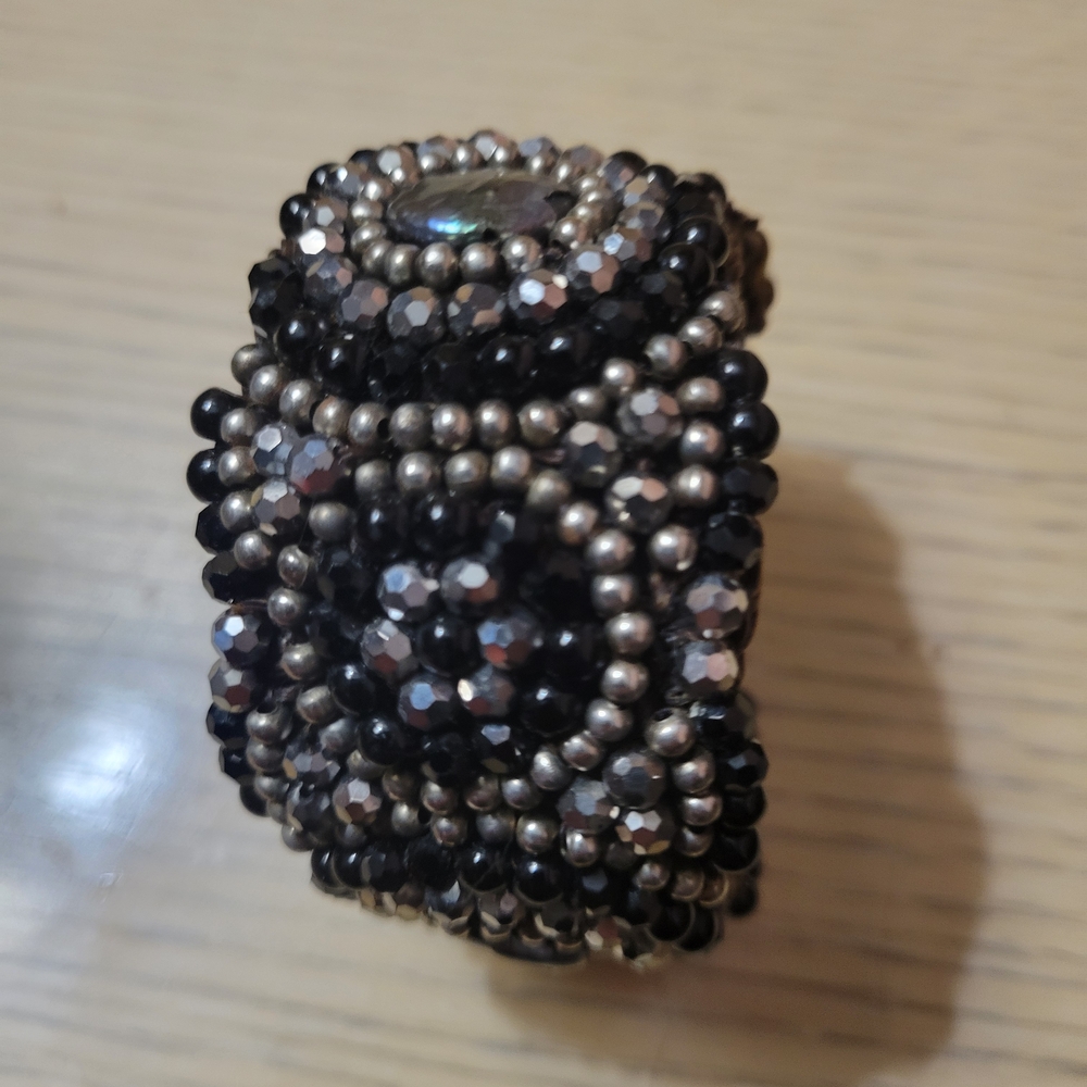 Elegant Beaded Bracelet in Black and Silver